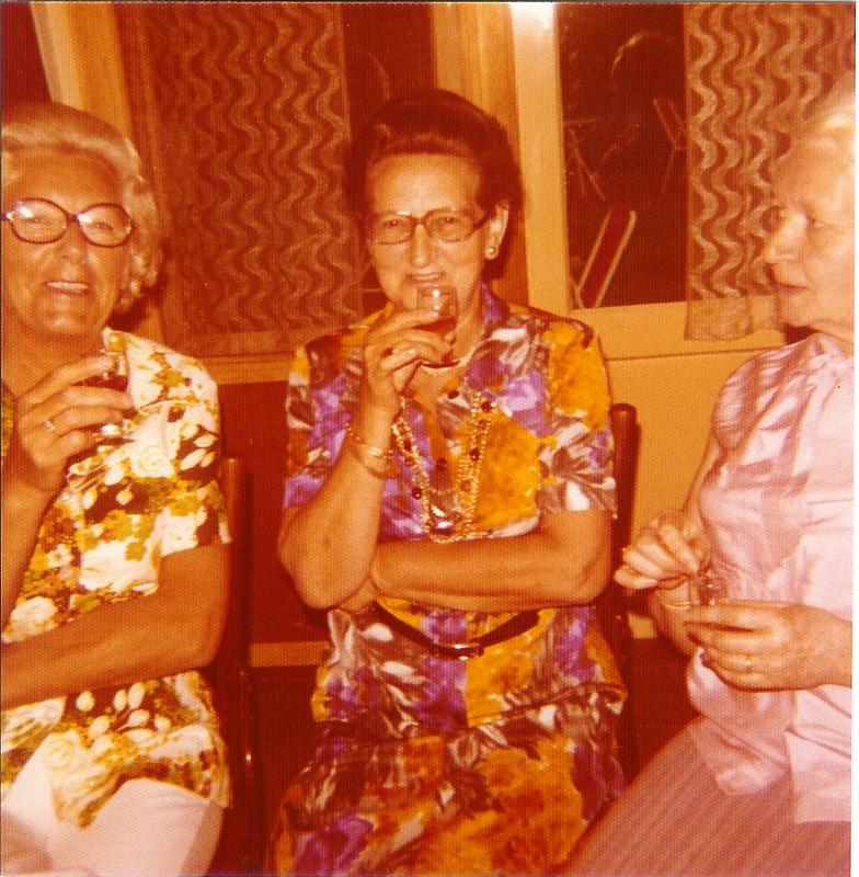 moeder aan de borrel.jpg